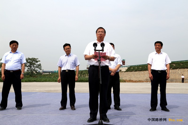 圖為中國鐵建總裁莊尚標在合銅、吳華高速公路項目開工儀式發(fā)表重要講話